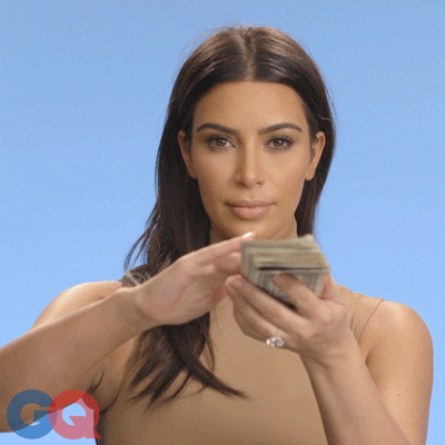 gif Kim Kardashian repartiendo billetes